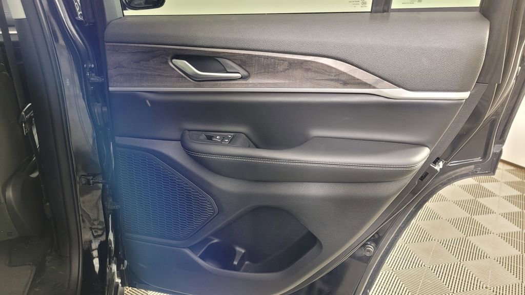 Used 2023 Jeep Grand Cherokee Limited image 34