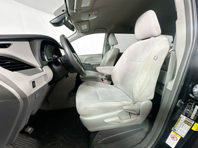 Used 2019 Toyota Sienna L image 15