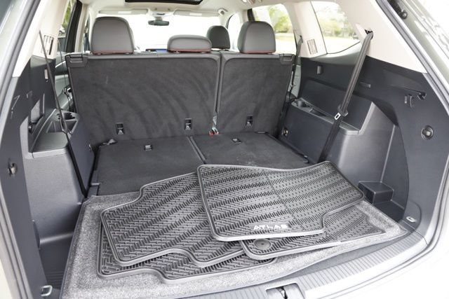 Used 2025 Volkswagen Atlas Peak Edition SE AWD/4WD image 7