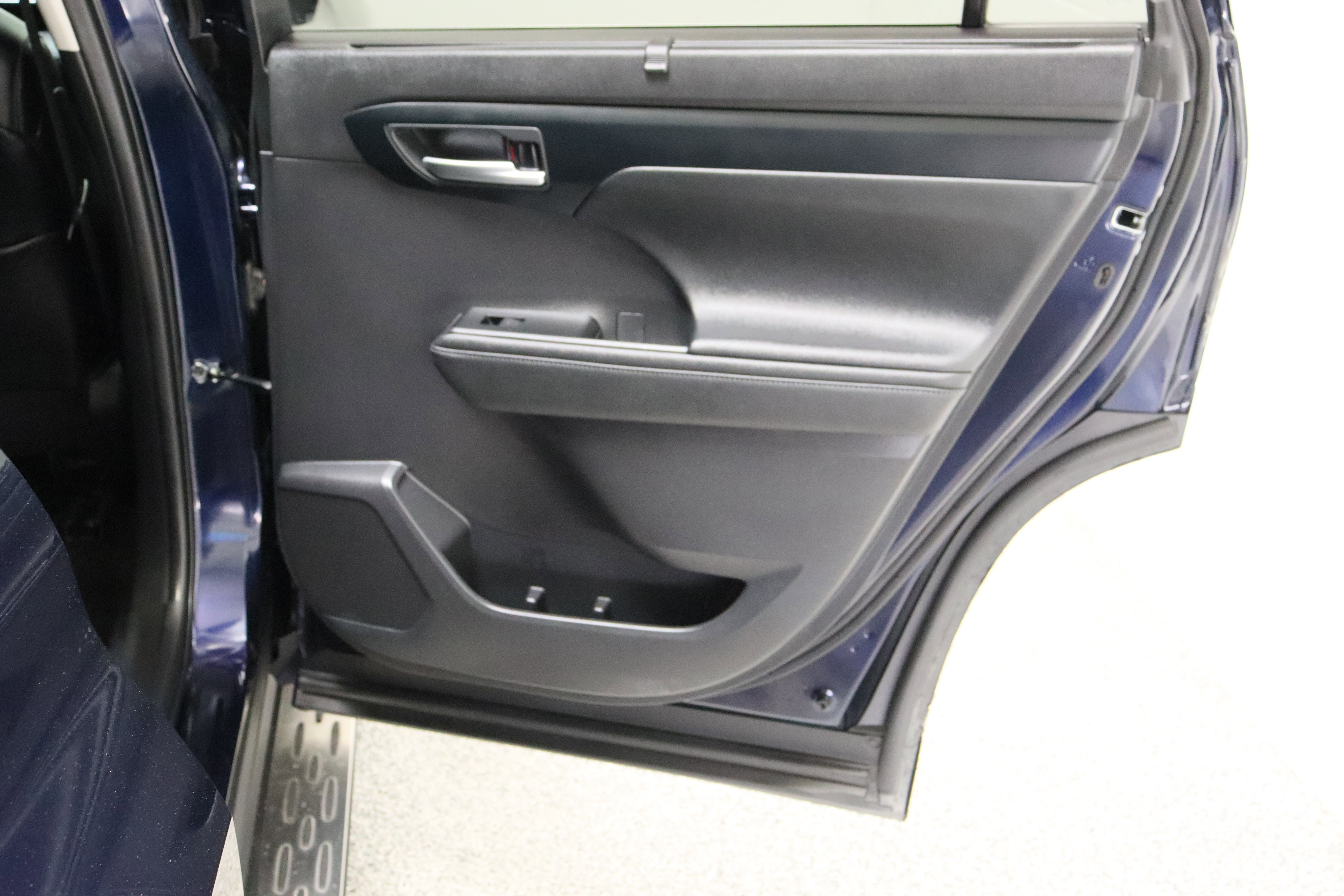 Used 2023 Toyota Highlander XLE image 37