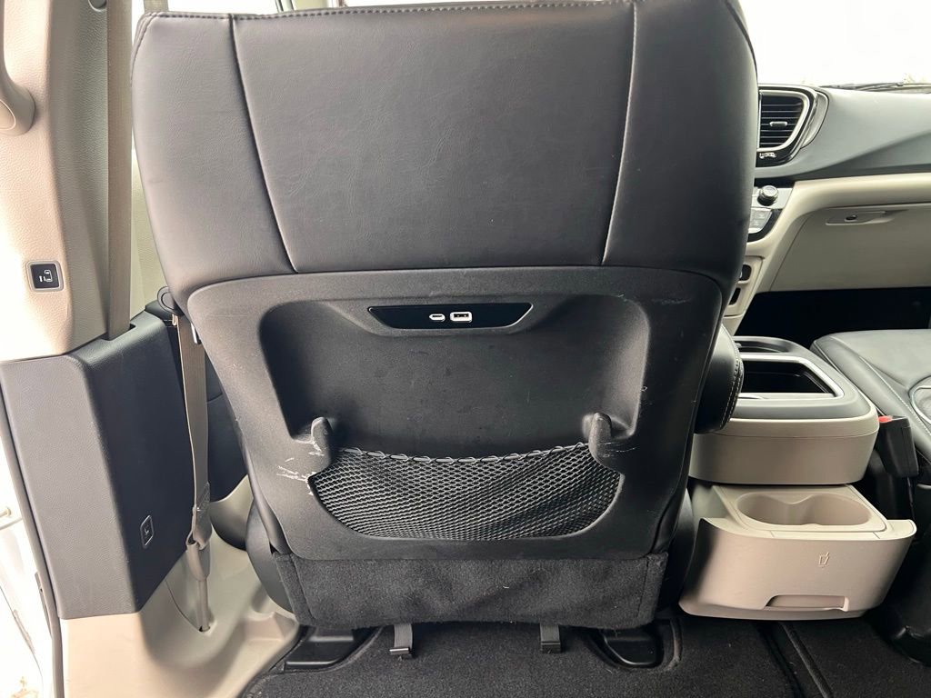 Used 2024 Chrysler Pacifica Touring-L image 9