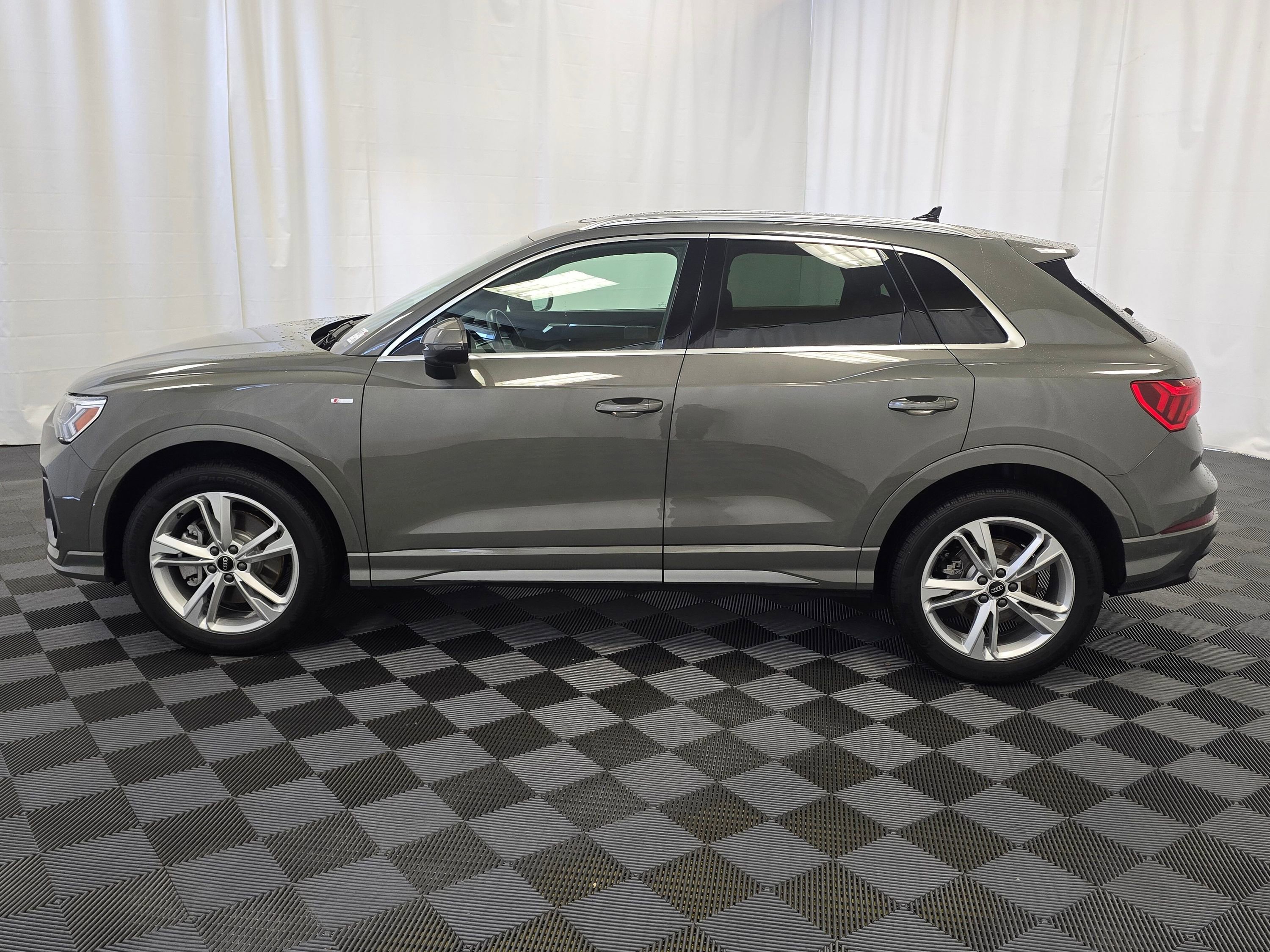 Used 2023 Audi Q3 2.0T Premium Plus w/ Premium Plus Package image 3