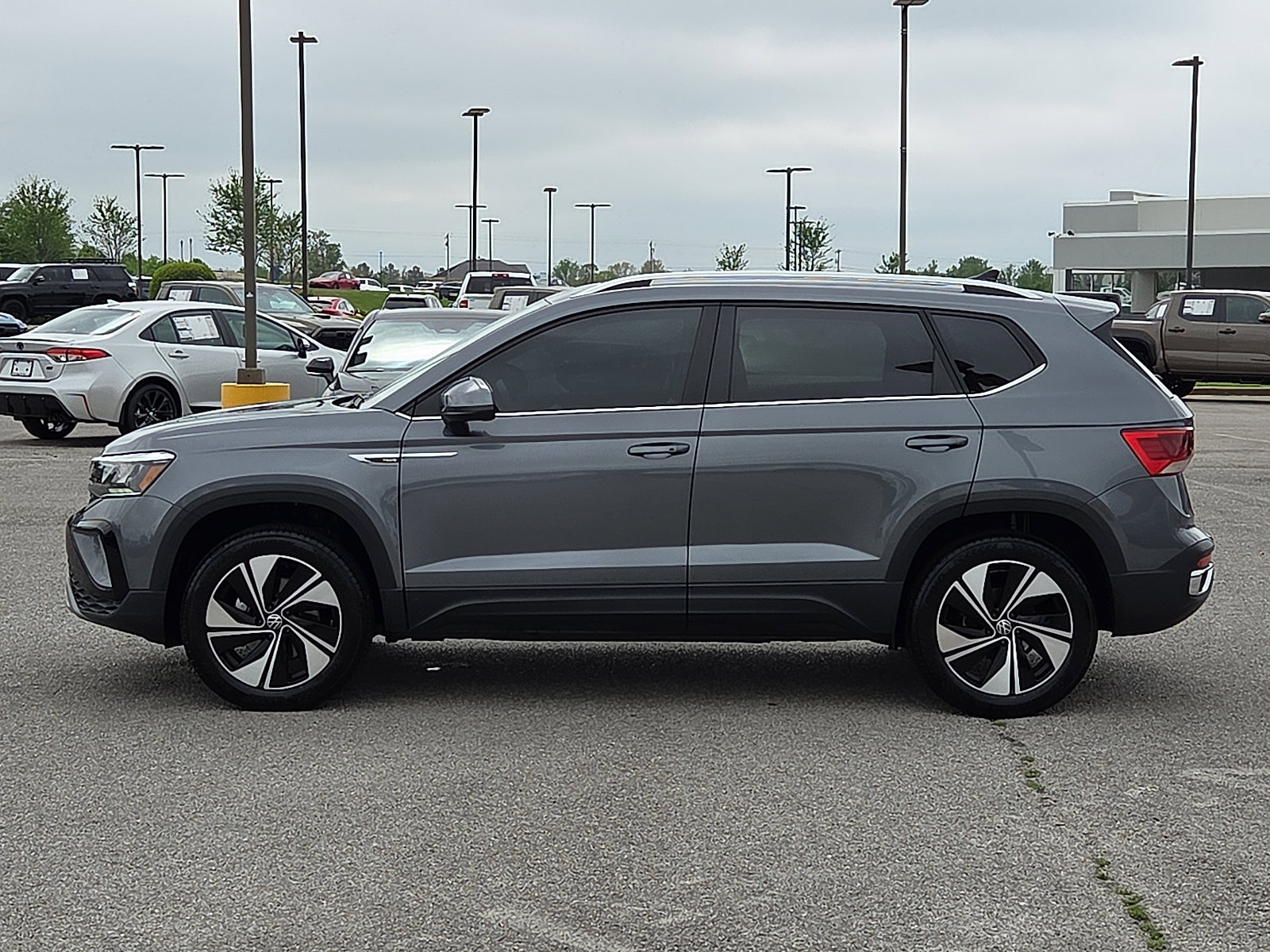 Used 2024 Volkswagen Taos SE AWD/4WD image 3
