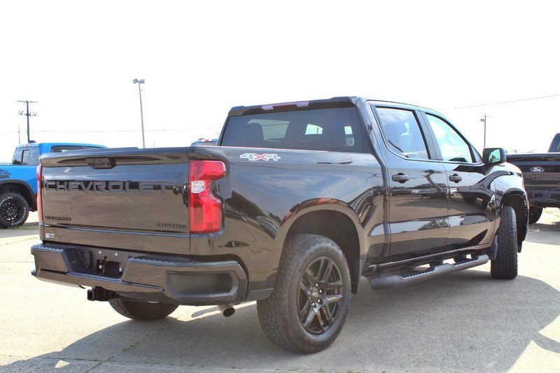 Used 2024 Chevrolet Silverado 1500 Custom w/ Turbomax Blackout Package AWD/4WD image 4