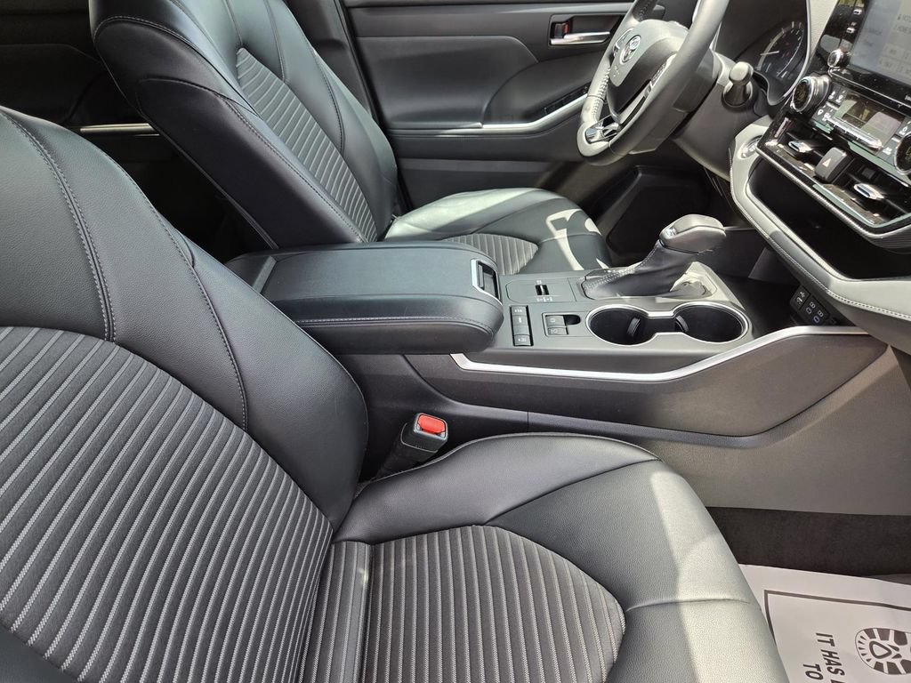 Used 2022 Toyota Highlander XSE FWD image 33