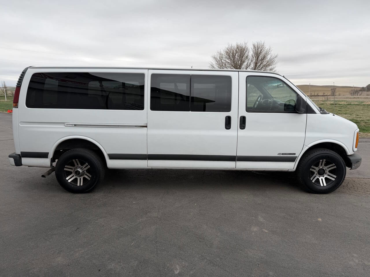 Used 2000 Chevrolet Express 3500 Extended Passenger w/ Preferred Equipment Group RWD image 7