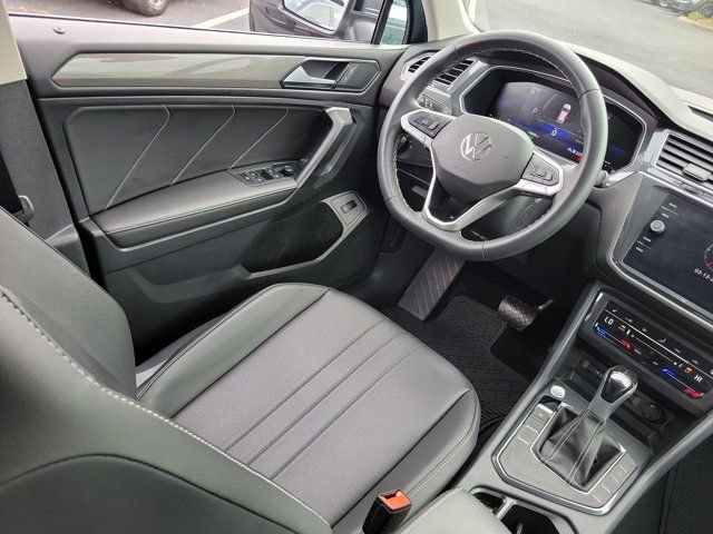 Certified 2024 Volkswagen Tiguan SE FWD image 3