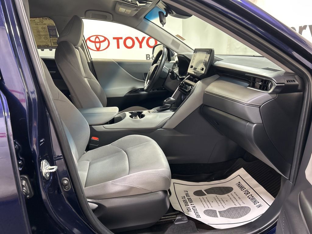 Used 2022 Toyota Venza LE image 11