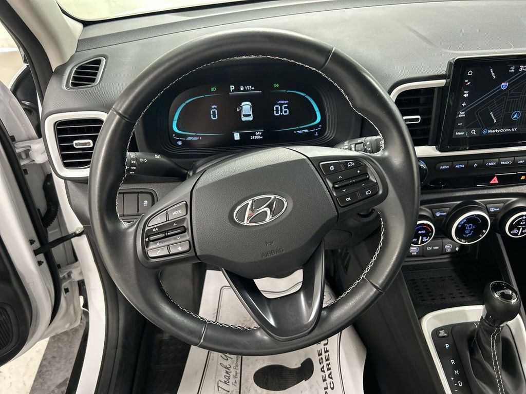 Used 2023 Hyundai Venue Limited w/ Cargo Package FWD image 4
