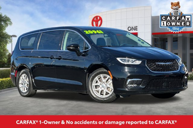 Used 2024 Chrysler Pacifica Touring-L FWD image 2