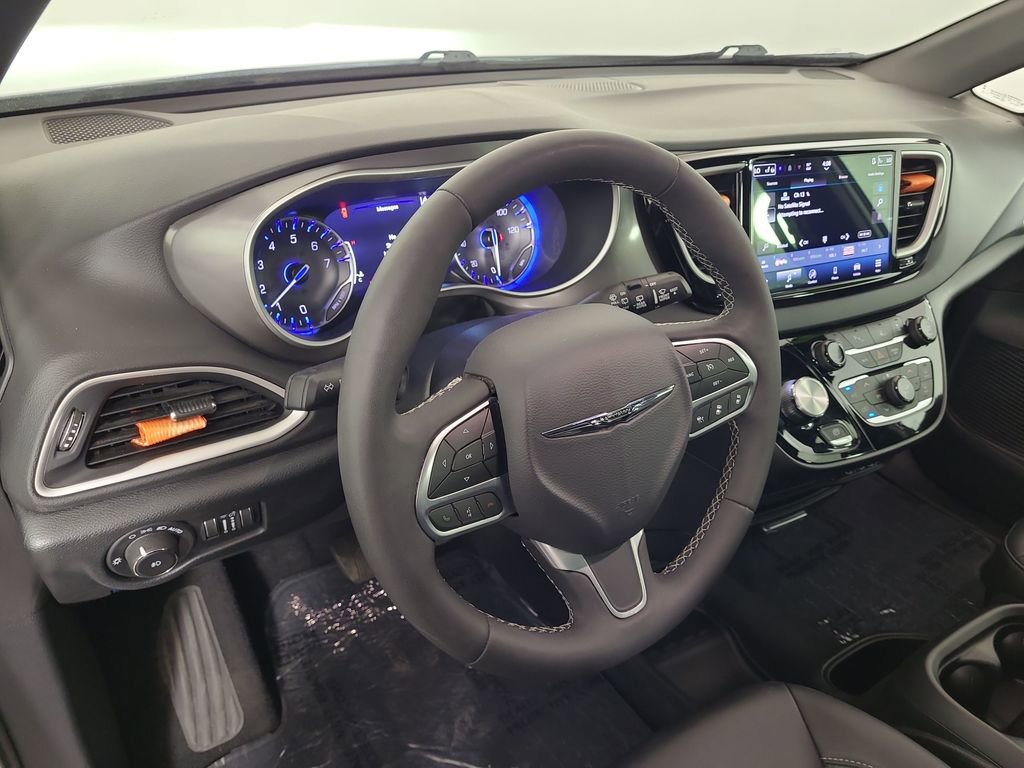 Used 2025 Chrysler Pacifica Select FWD image 13