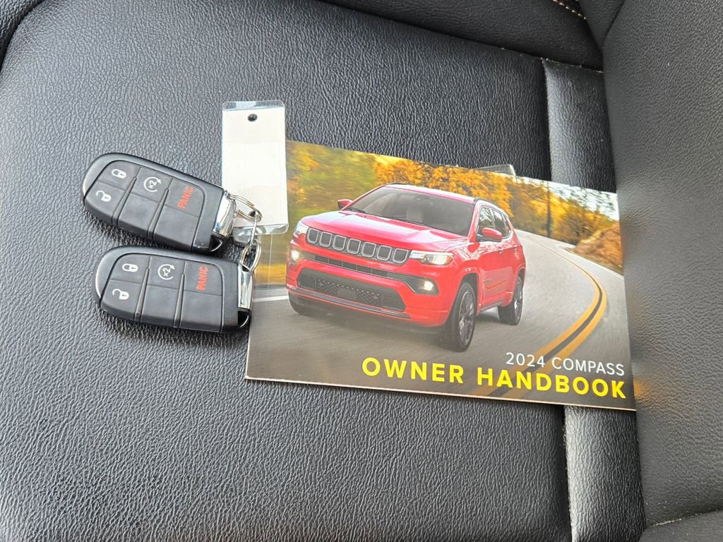 Used 2024 Jeep Compass Limited image 11