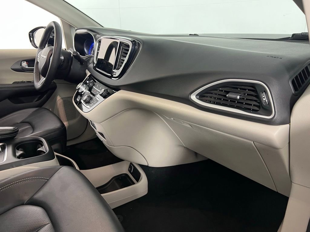 Used 2024 Chrysler Pacifica Touring-L image 35