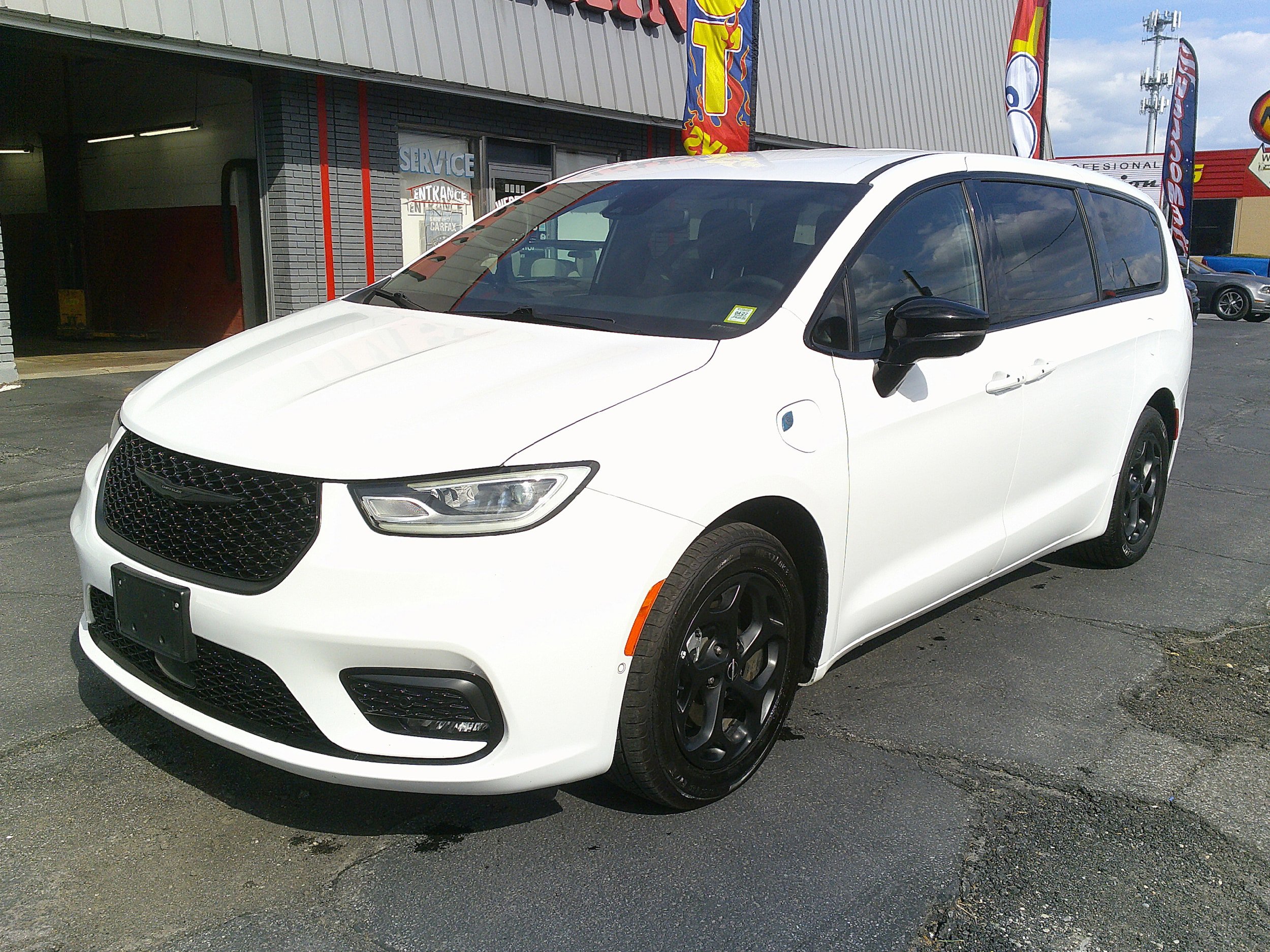 Used 2024 Chrysler Pacifica Limited FWD image 11