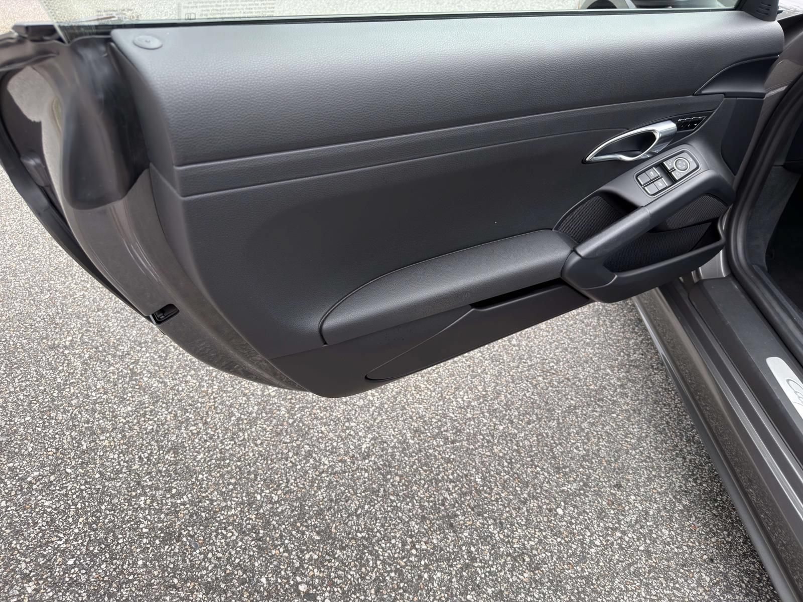 Used 2024 Porsche 718 Cayman RWD image 10