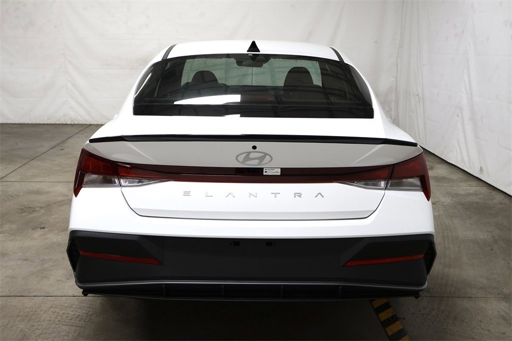 Used 2025 Hyundai Elantra Sport image 4