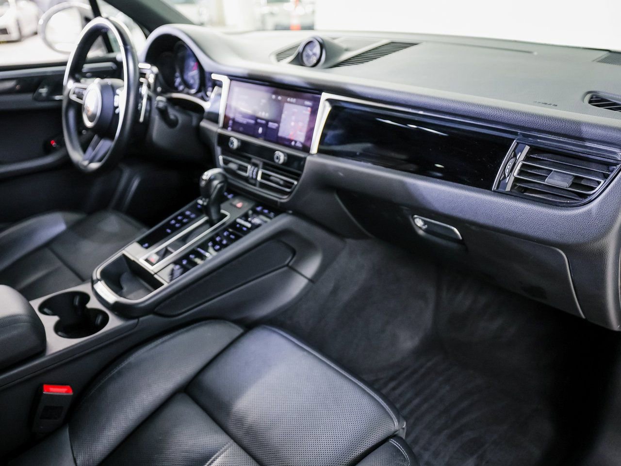Certified 2023 Porsche Macan image 28