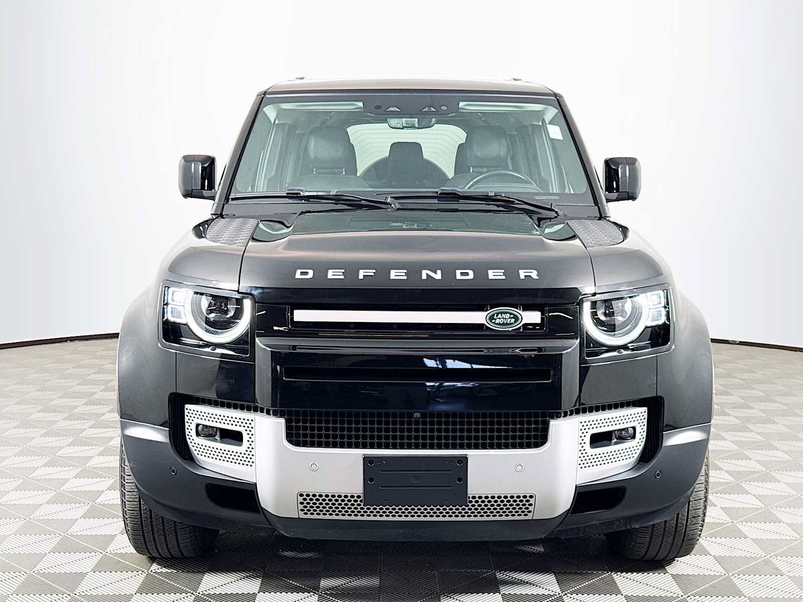 Used 2023 Land Rover Defender 130 SE AWD/4WD image 2
