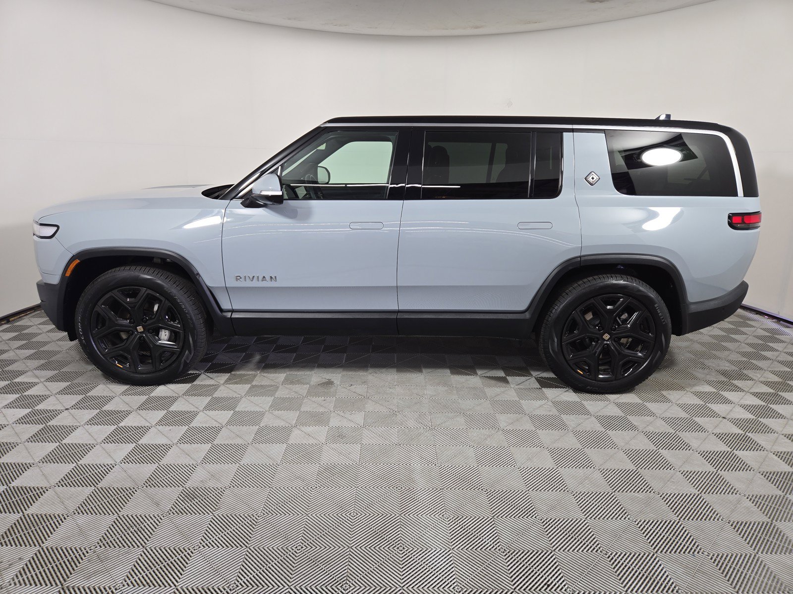 Used 2024 Rivian R1S Adventure AWD/4WD image 2