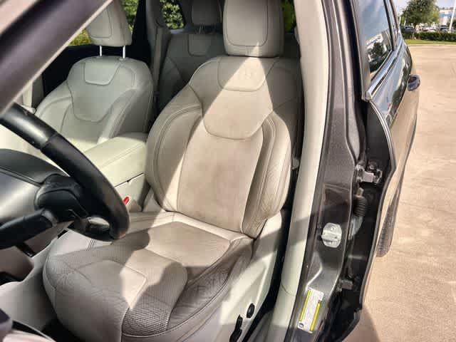 Used 2019 Jeep Cherokee Limited AWD/4WD image 11
