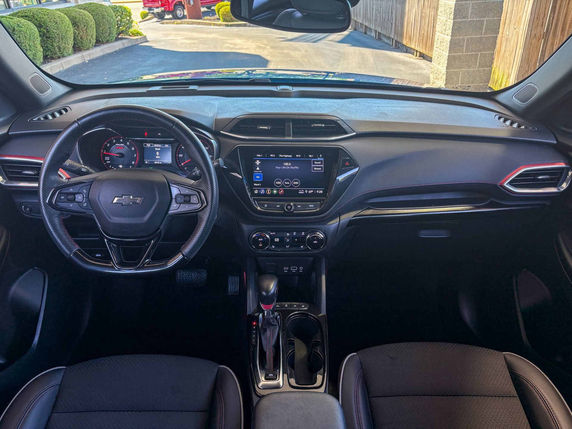 Used 2023 Chevrolet TrailBlazer RS w/ Convenience Package FWD image 2