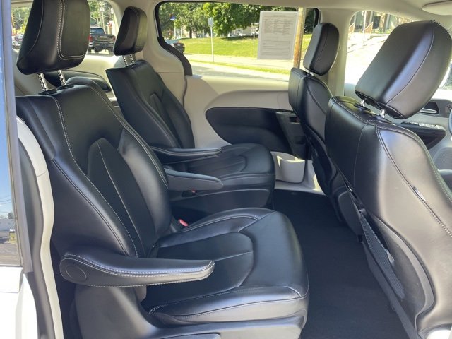 Used 2024 Chrysler Pacifica Select image 35