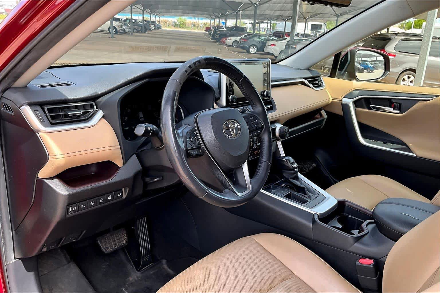 Used 2019 Toyota RAV4 Limited image 17