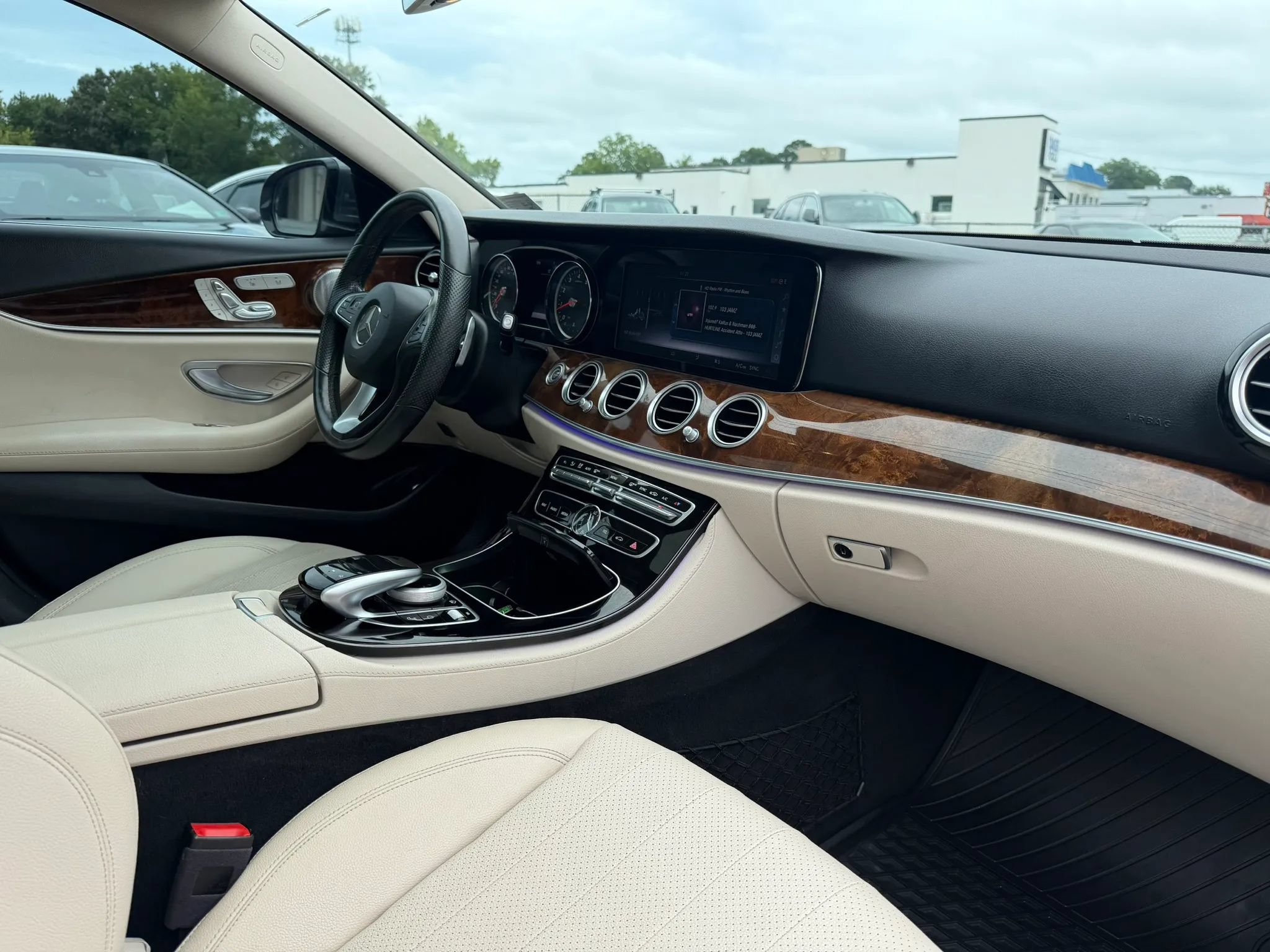 Used 2017 Mercedes-Benz E 400 4MATIC Wagon image 27