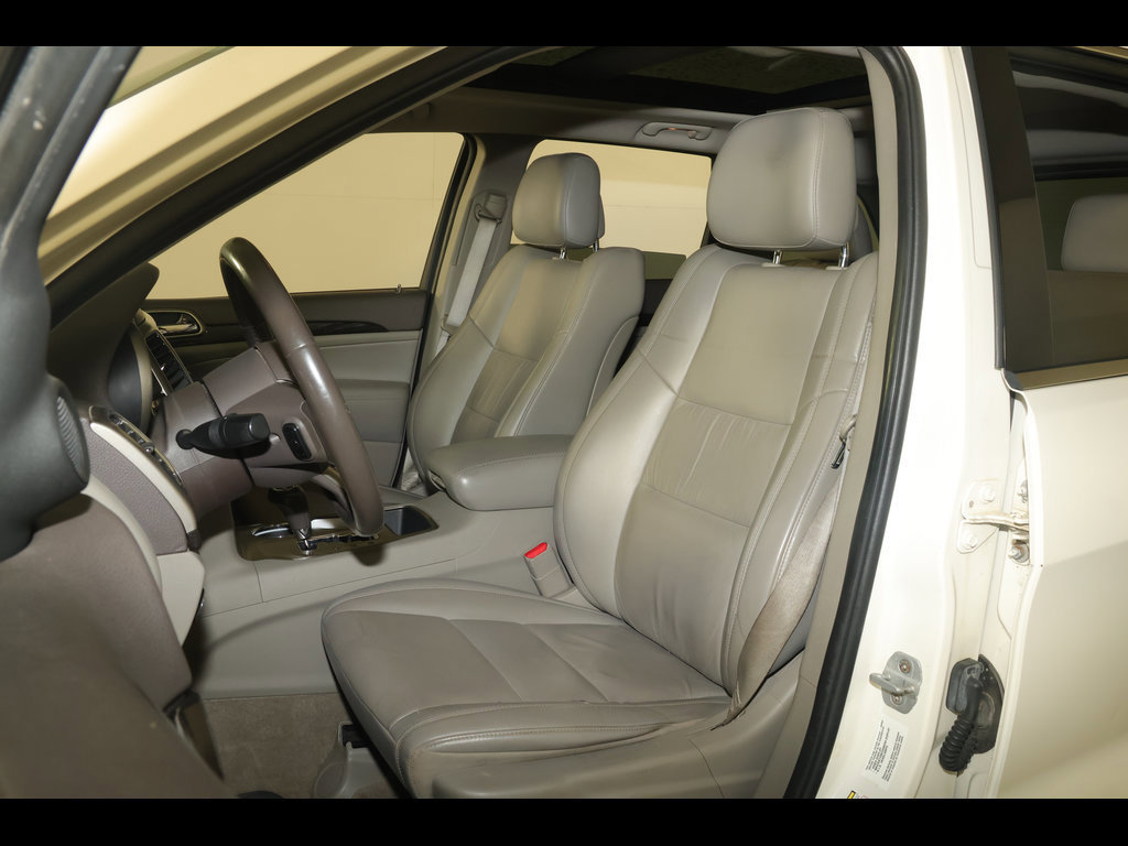 Used 2011 Jeep Grand Cherokee Laredo AWD/4WD image 4