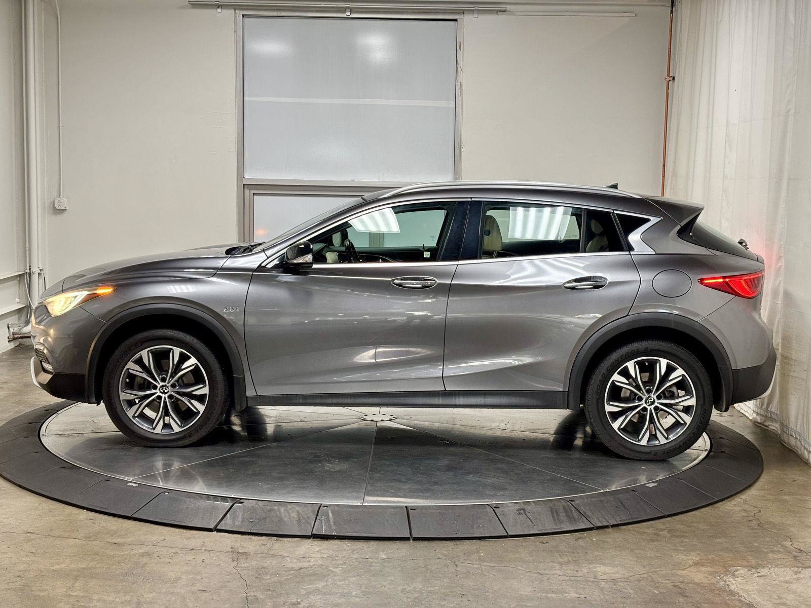 Used 2017 INFINITI QX30 Premium AWD/4WD image 6