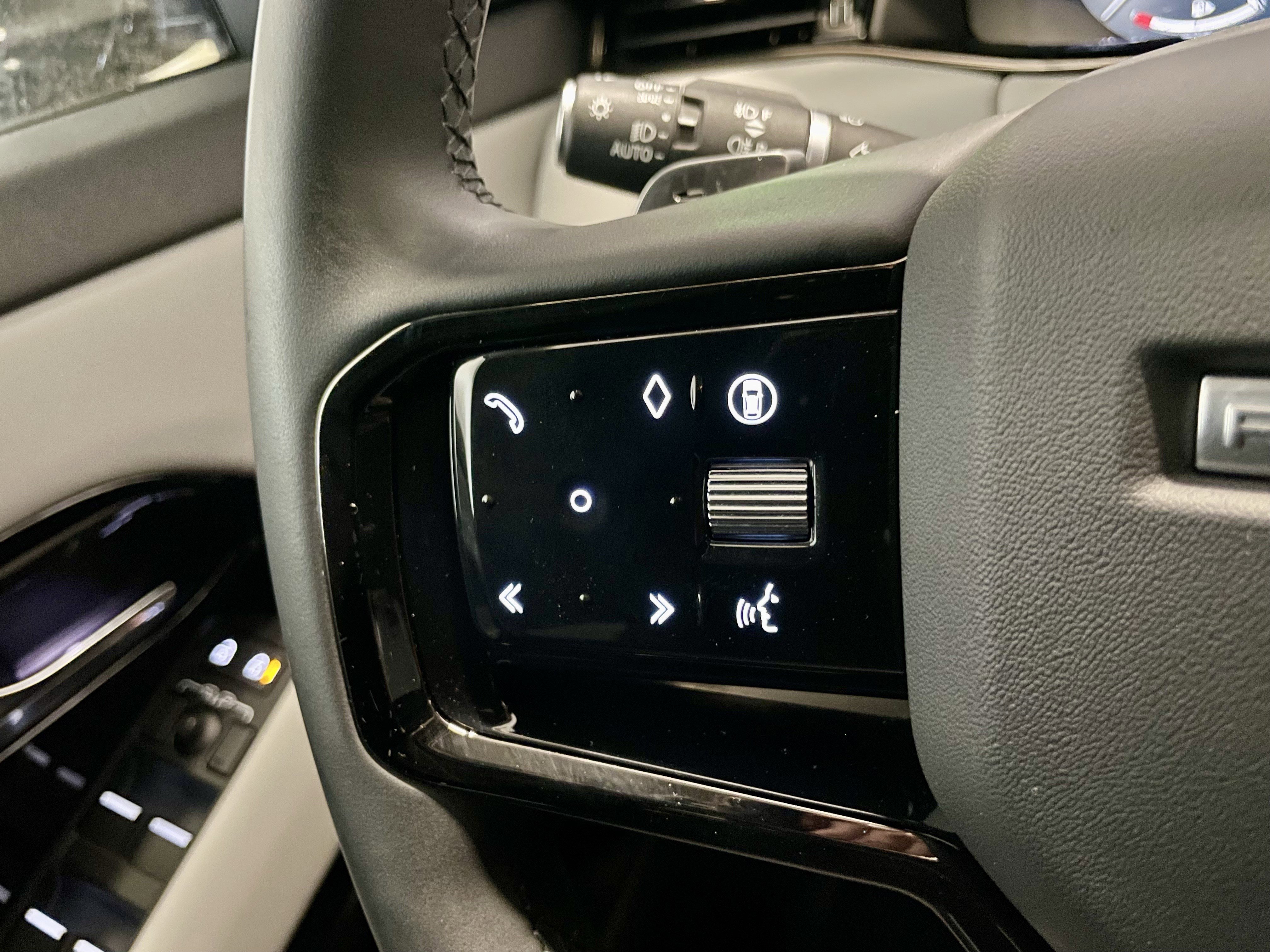 Certified 2024 Land Rover Range Rover Evoque Dynamic SE image 23