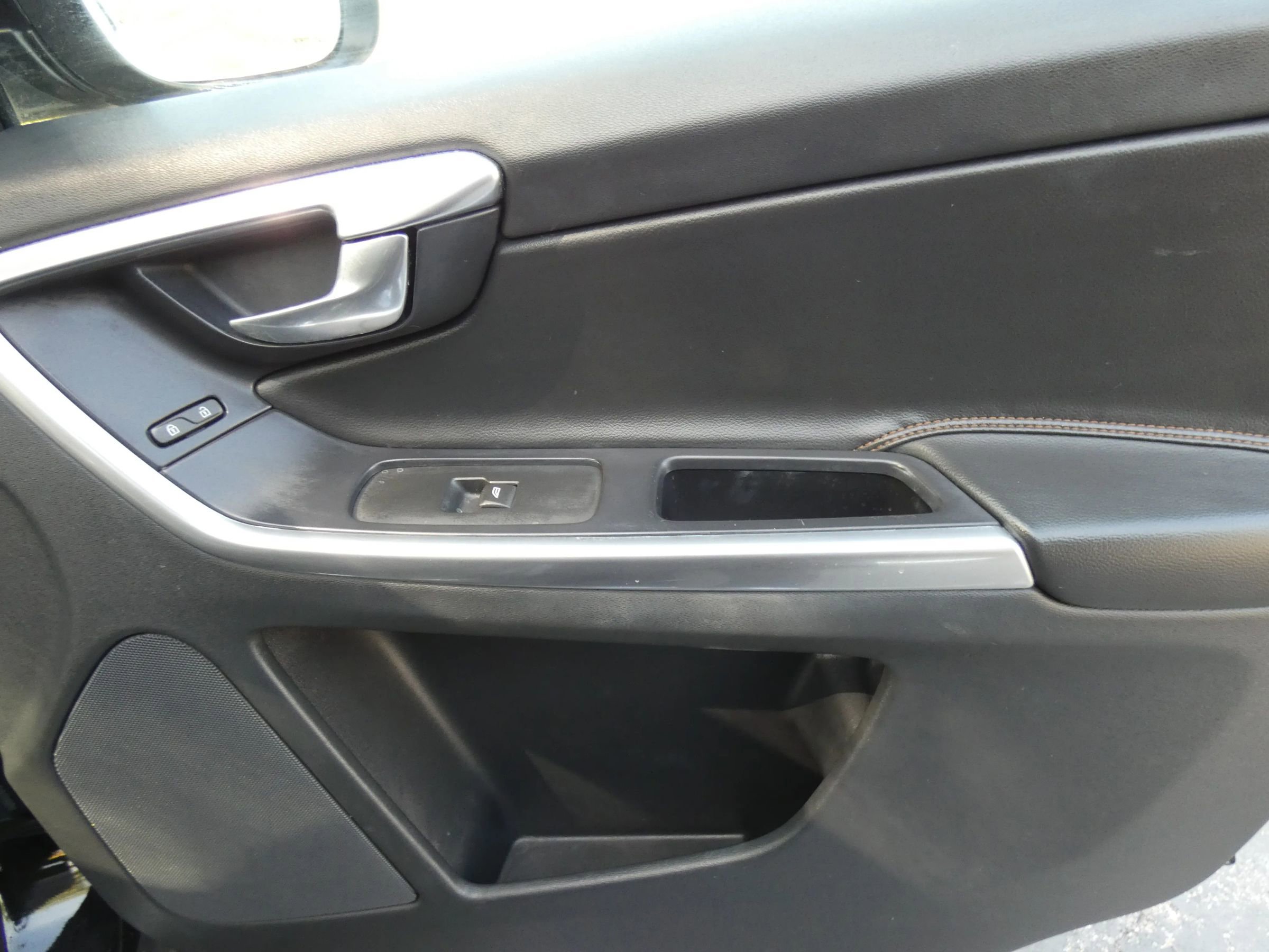 Used 2017 Volvo XC60 T5 Dynamic w/ Preferred Option Package image 30