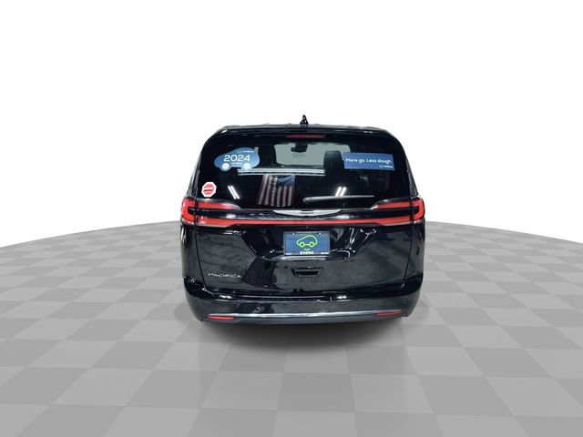 Used 2024 Chrysler Pacifica Touring-L FWD image 8