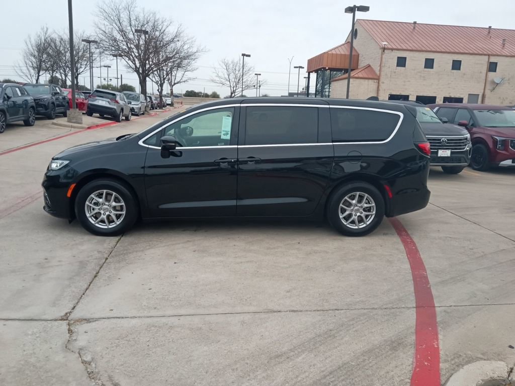 Used 2025 Chrysler Pacifica Select image 2