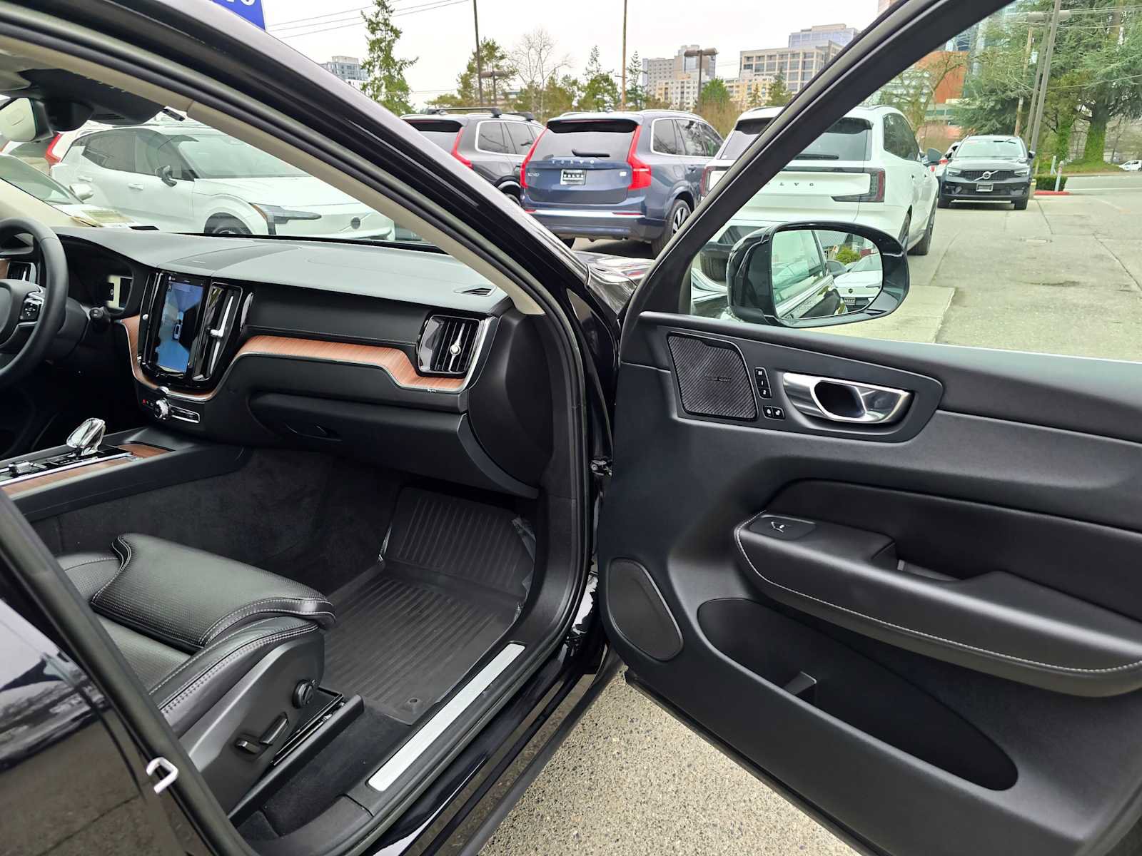 Certified 2023 Volvo XC60 B5 Ultimate w/ Climate Package image 11