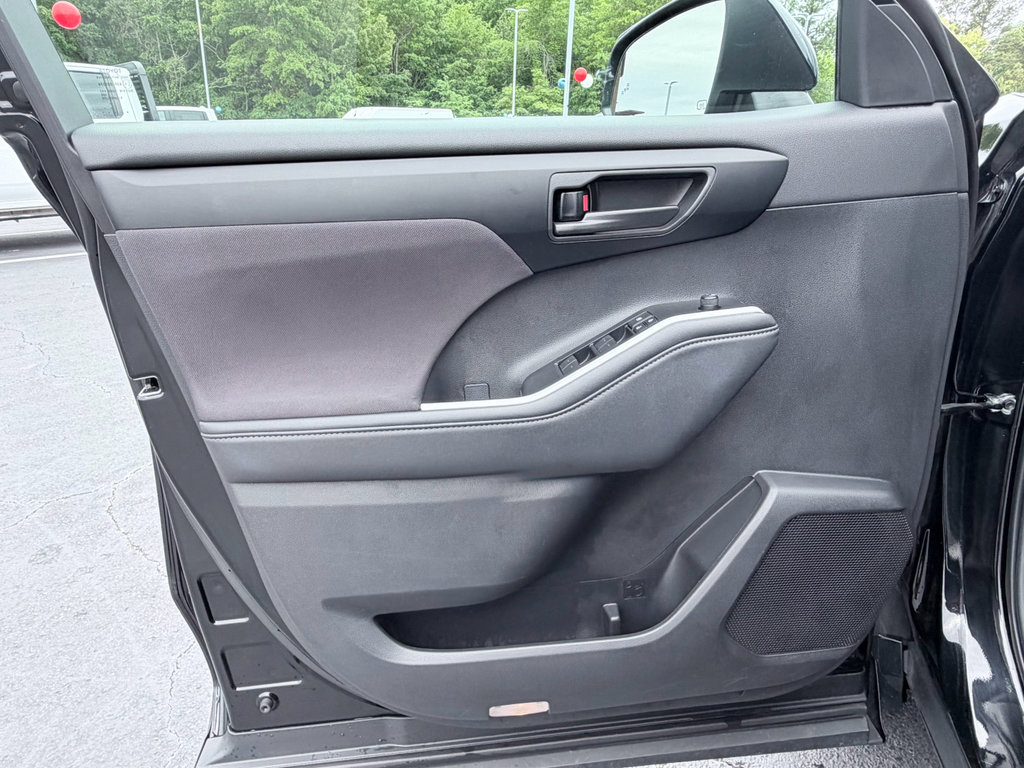 Used 2025 Toyota Highlander LE FWD image 30