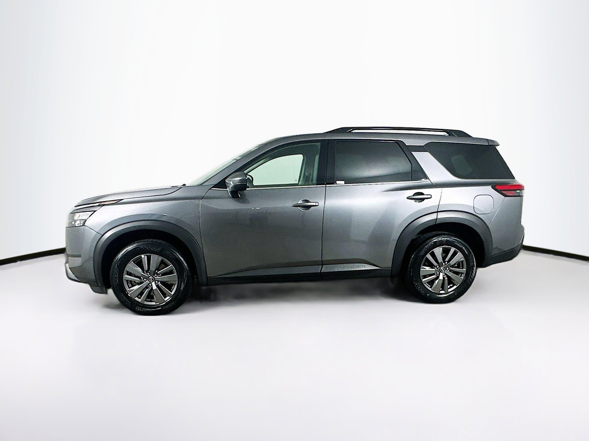 Used 2025 Nissan Pathfinder SV FWD image 4