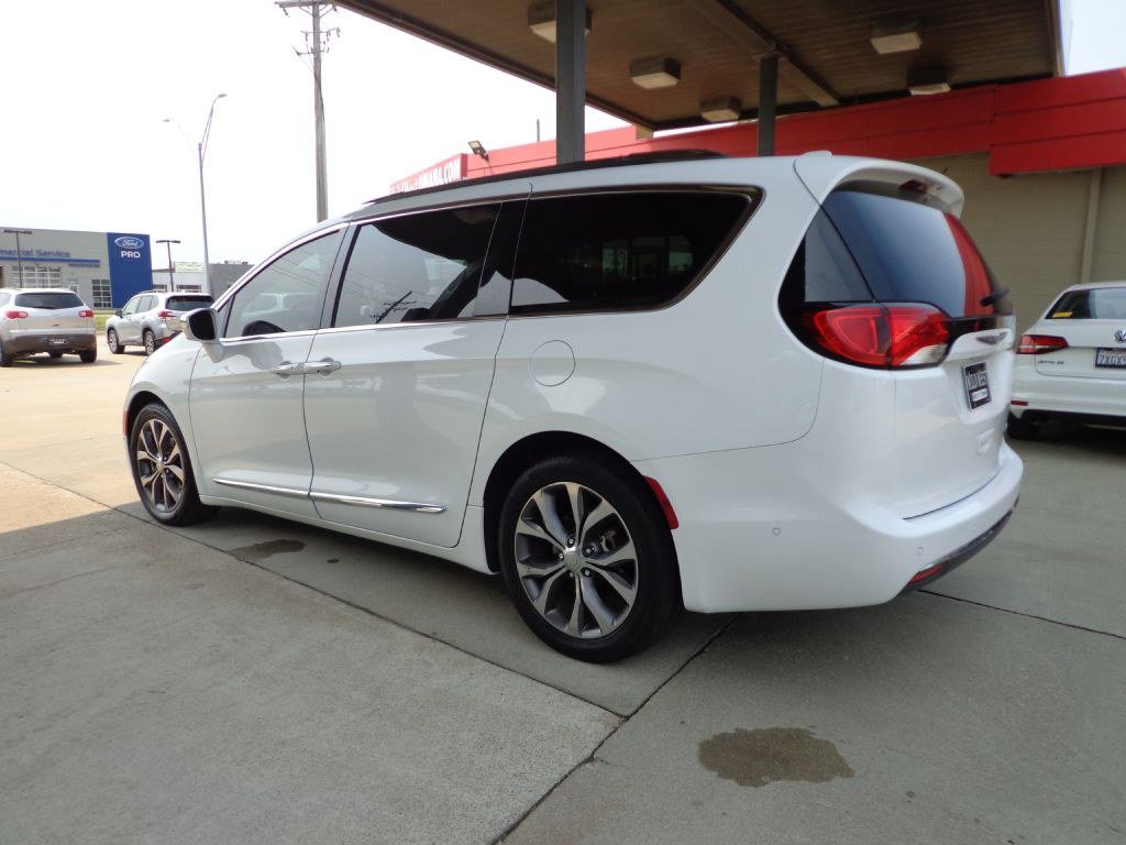 Used 2017 Chrysler Pacifica Limited w/ UConnect Theater Package FWD image 7