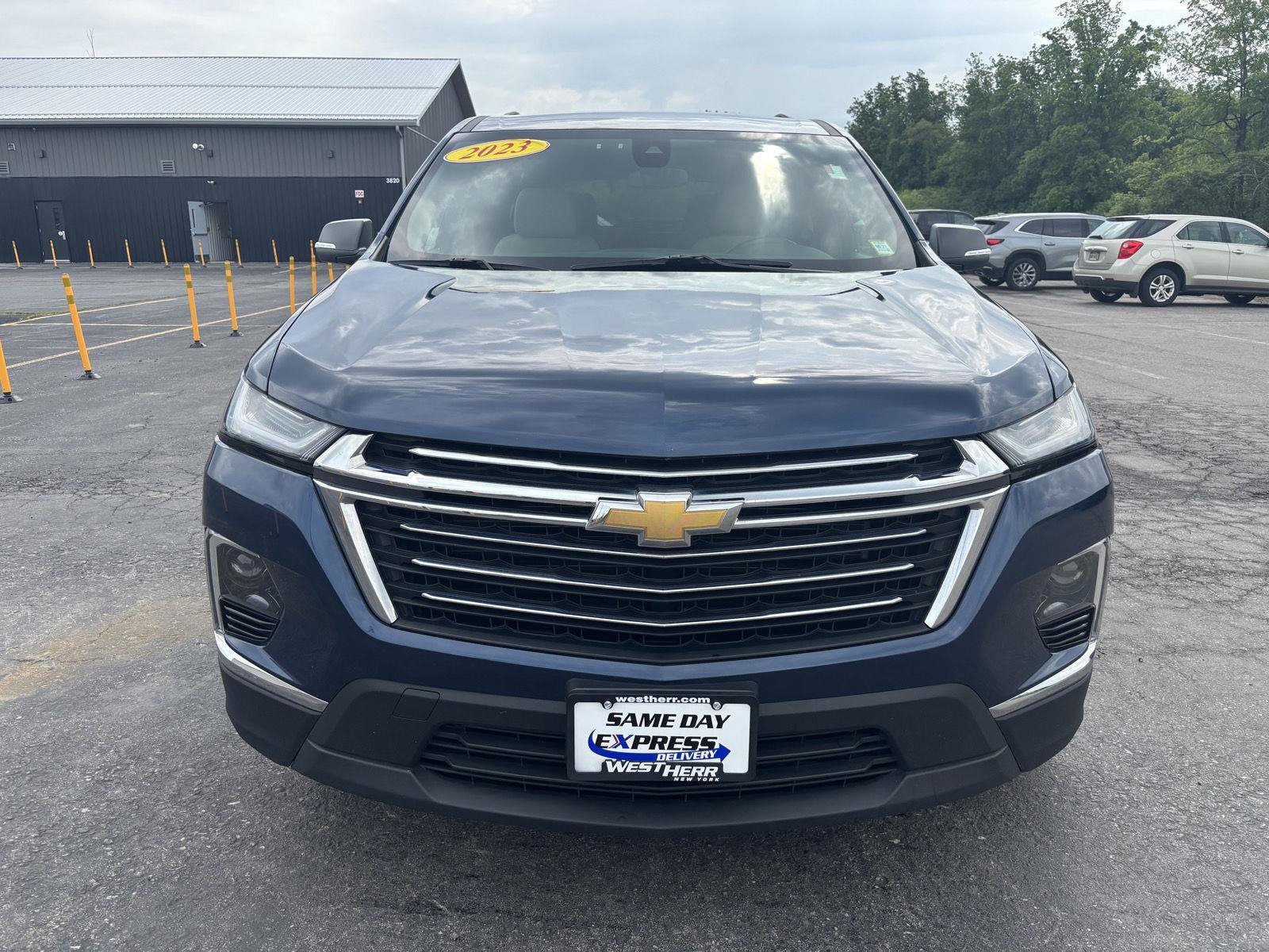 Used 2023 Chevrolet Traverse LT AWD/4WD image 2
