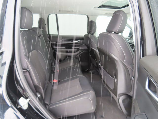 Used 2023 Jeep Grand Cherokee Laredo image 30