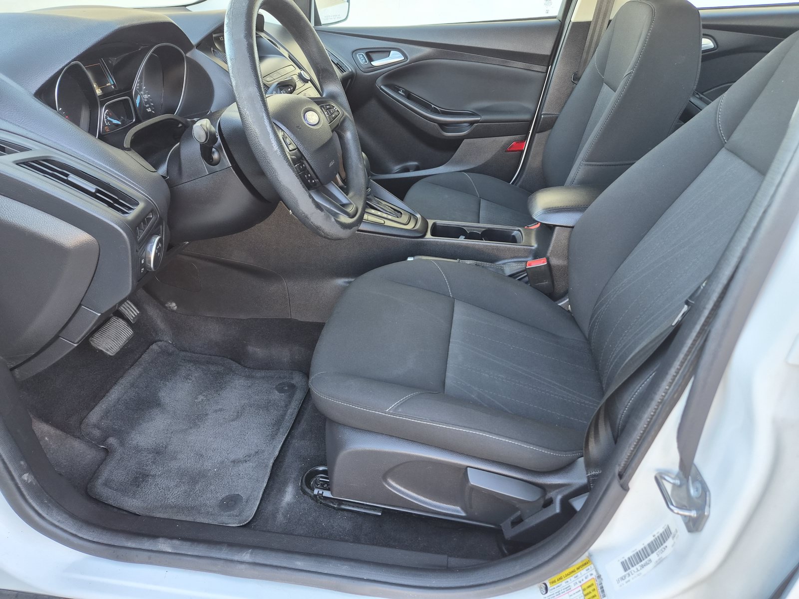 Used 2018 Ford Focus SE w/ SE Appearance Package FWD image 11