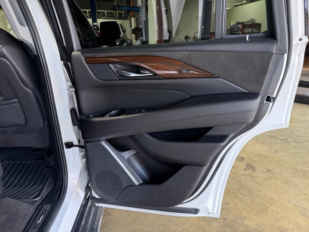 Used 2020 Cadillac Escalade Luxury AWD/4WD image 38