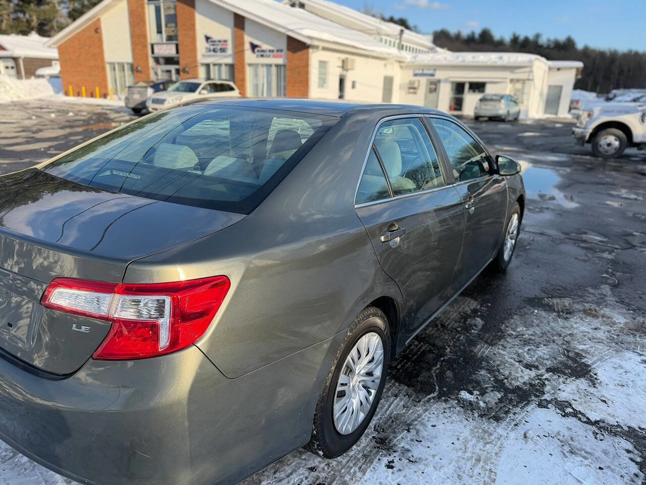 Used 2014 Toyota Camry LE image 19