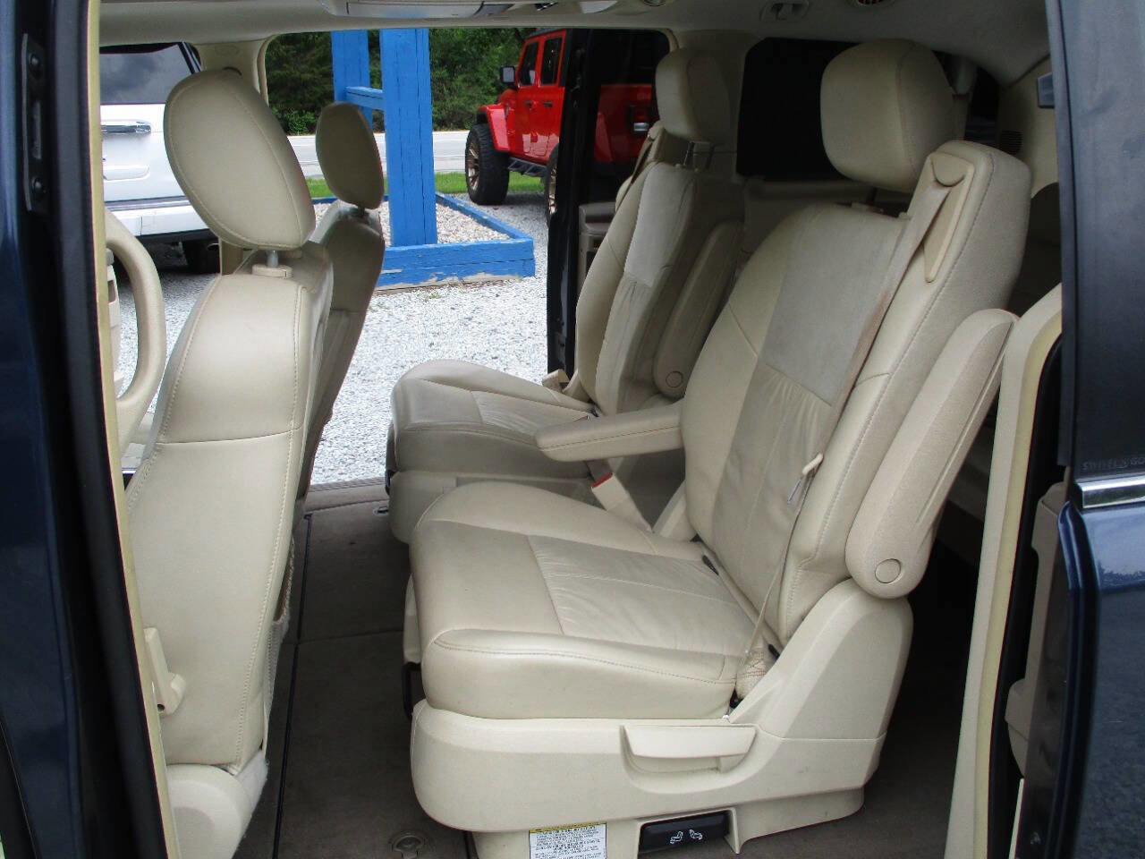 Used 2008 Chrysler Town & Country Limited w/ Entertainment Group #3 FWD image 27