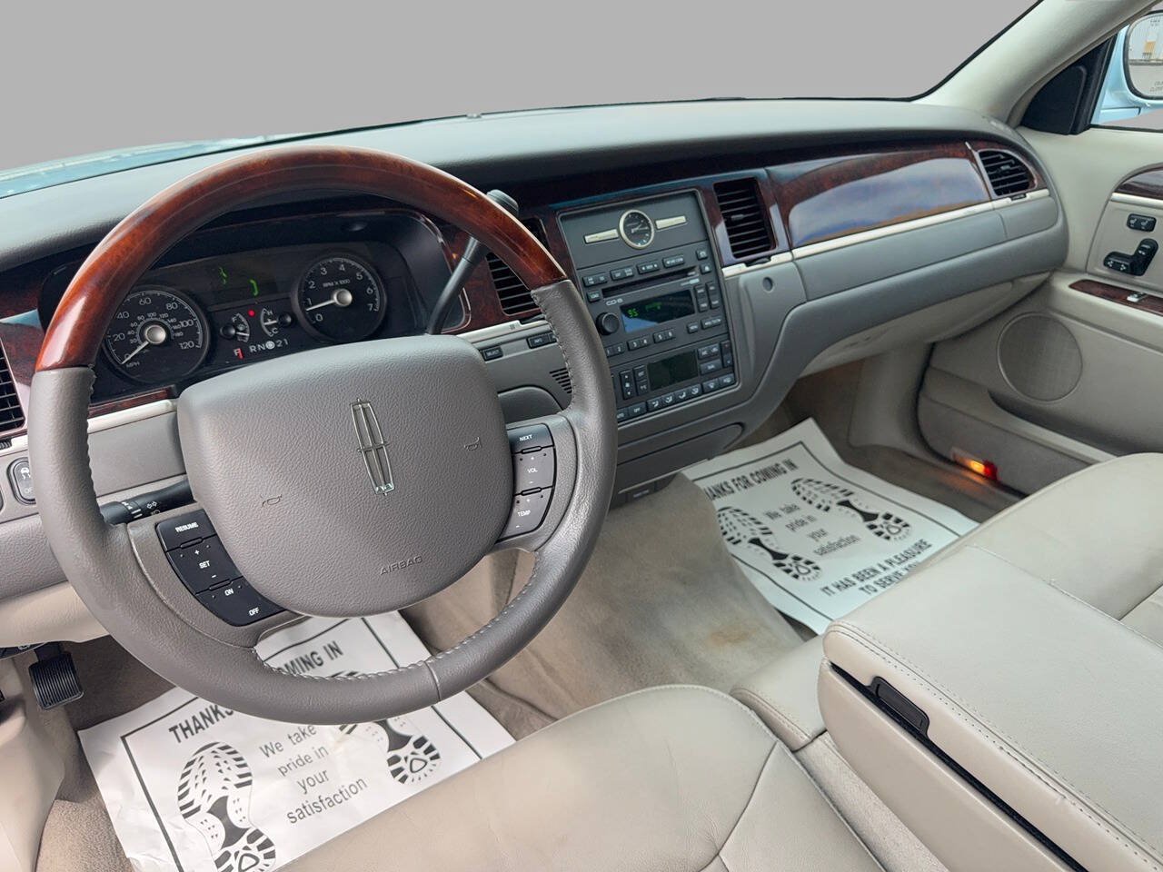 Used 2008 Lincoln Town Car Signature Limited RWD image 16