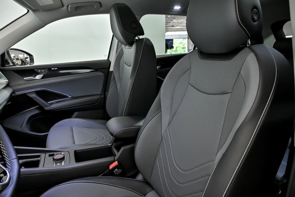 Used 2025 Volkswagen Tiguan SE w/ Panoramic Sunroof Package FWD image 7
