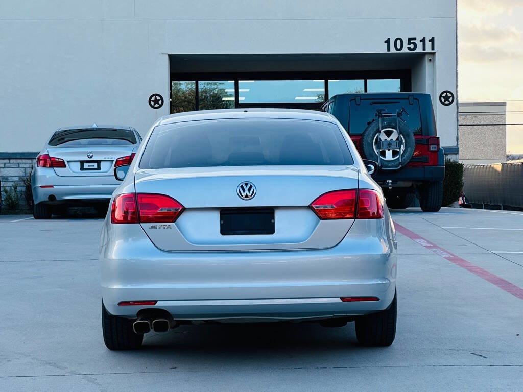 Used 2011 Volkswagen Jetta Base 4dr Sedan 6A image 9