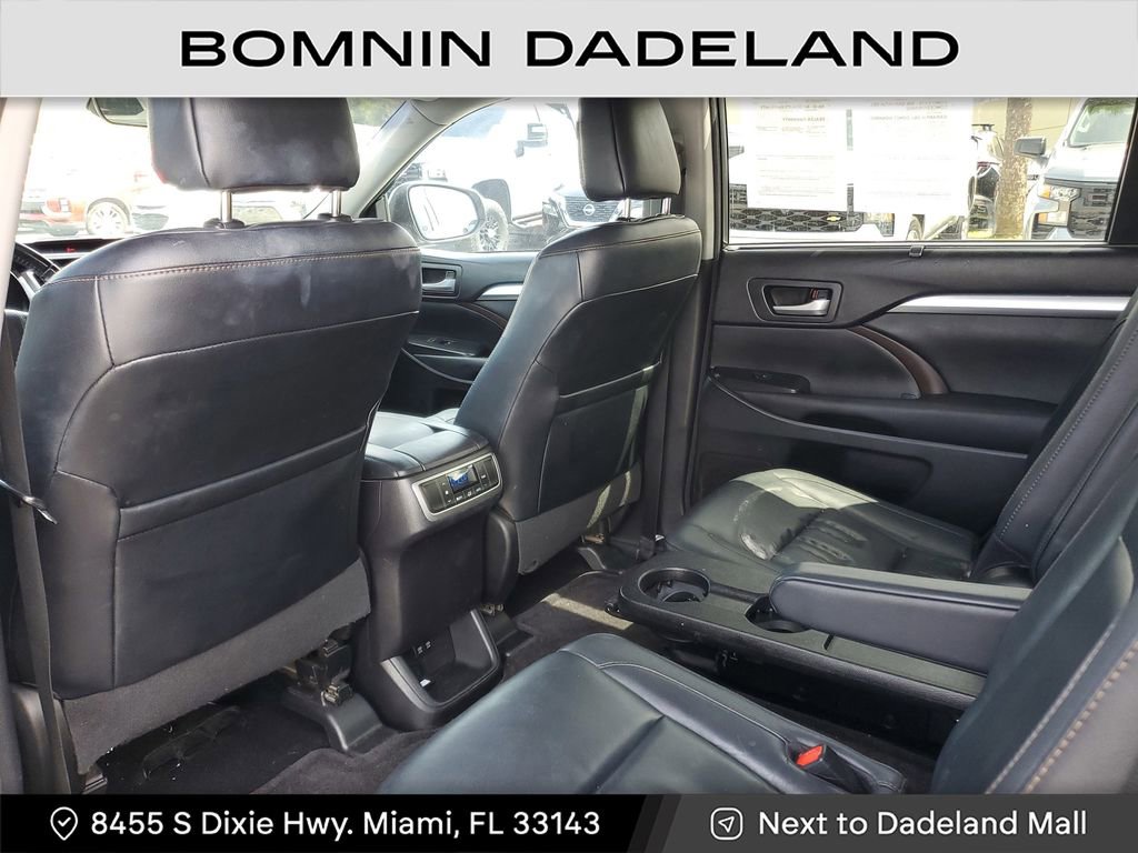 Used 2017 Toyota Highlander SE image 10