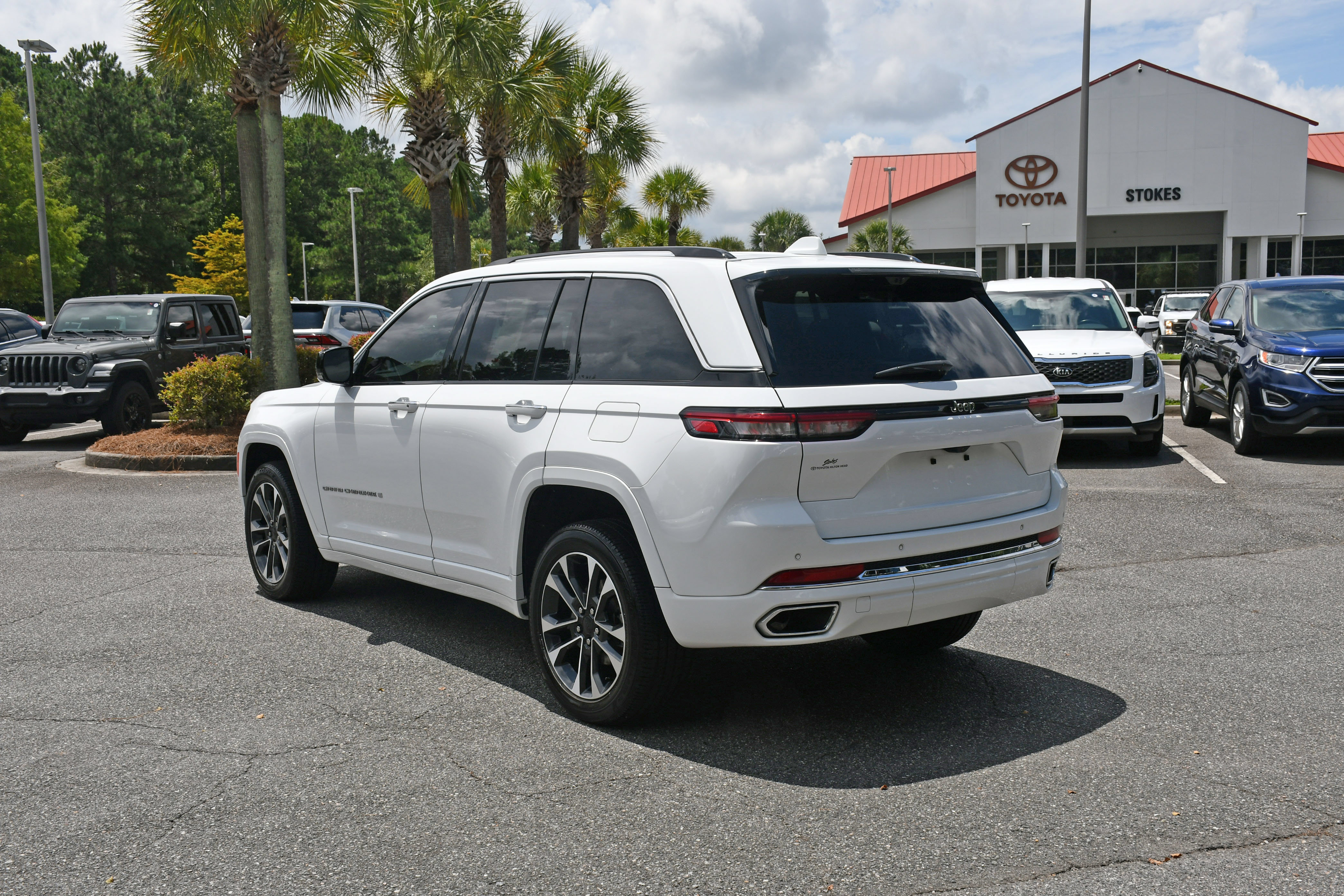 Used 2022 Jeep Grand Cherokee Overland w/ Luxury Tech Group IV RWD image 3