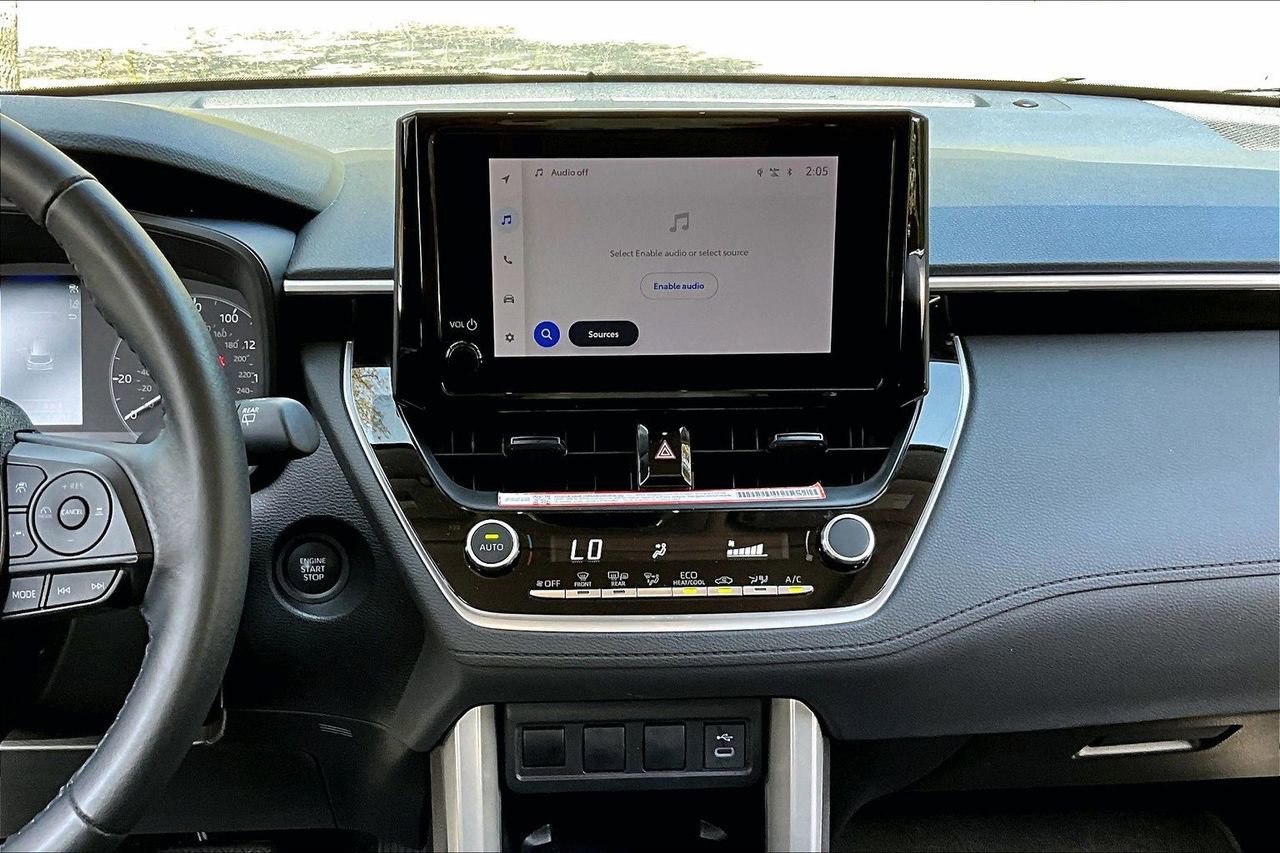 Used 2025 Toyota Corolla Cross LE w/ Moonroof Package image 9
